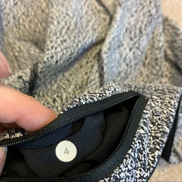 Lululemon Pace Rival Crop (19")
Line Up White Black / Black Sz 4 - Picture 9 of 11